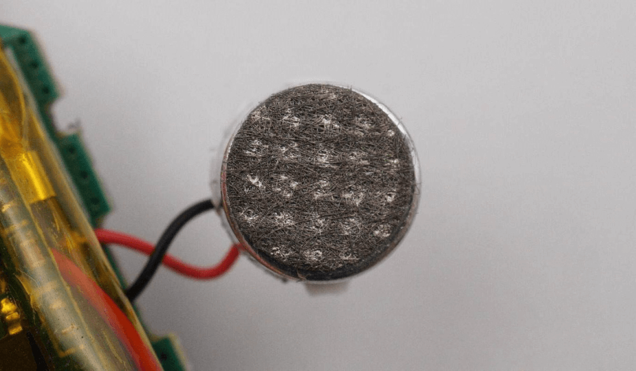 Anti-static mesh protecting electret microphone capsule
